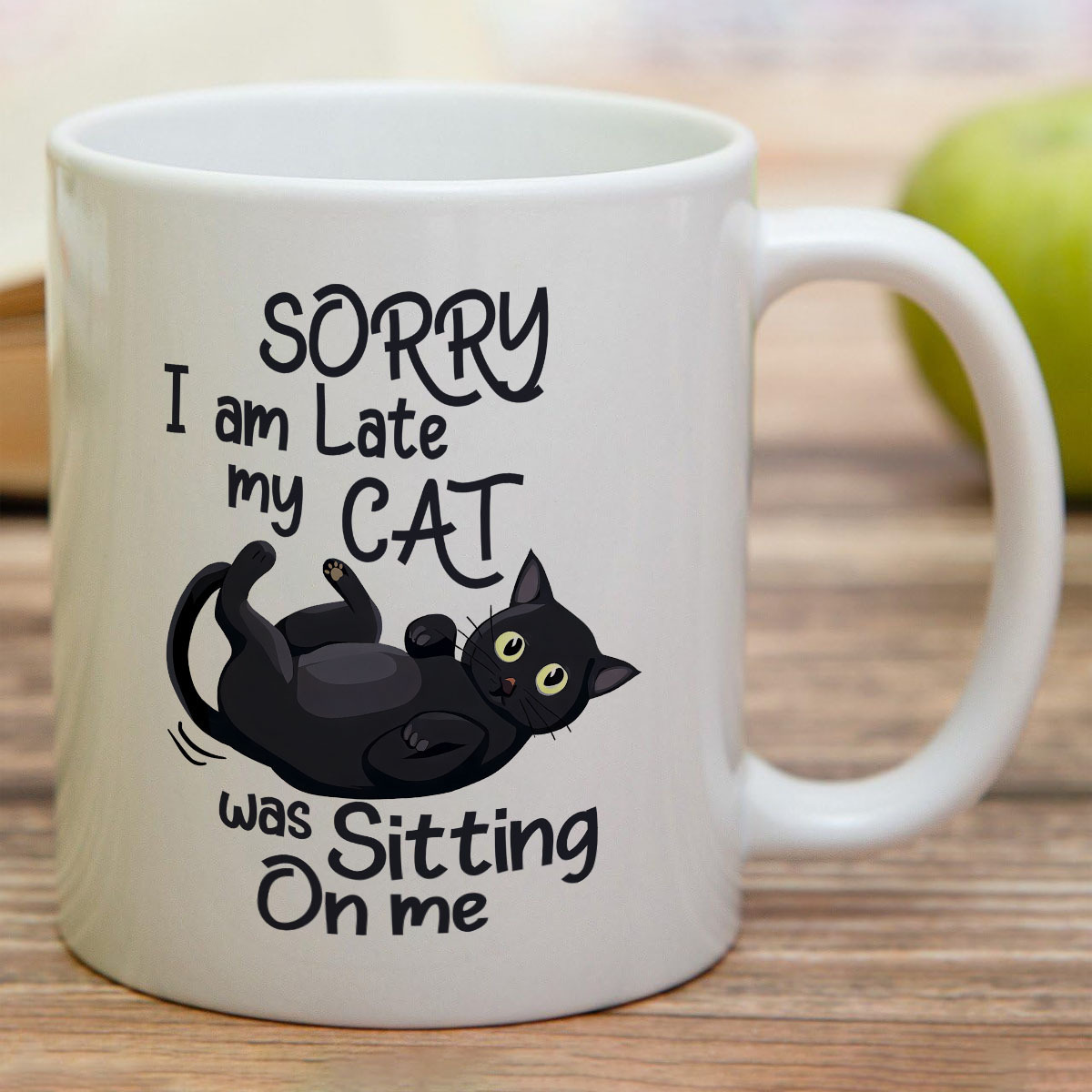 Coffee Tea With Me - 面白い猫の形をしたセラミックマグ 1 個、「遅くなってごめんなさい、私の猫が私に座っています」デザイン - 手洗いのみ、再利用可能なコーヒーと紅茶のマグカップ