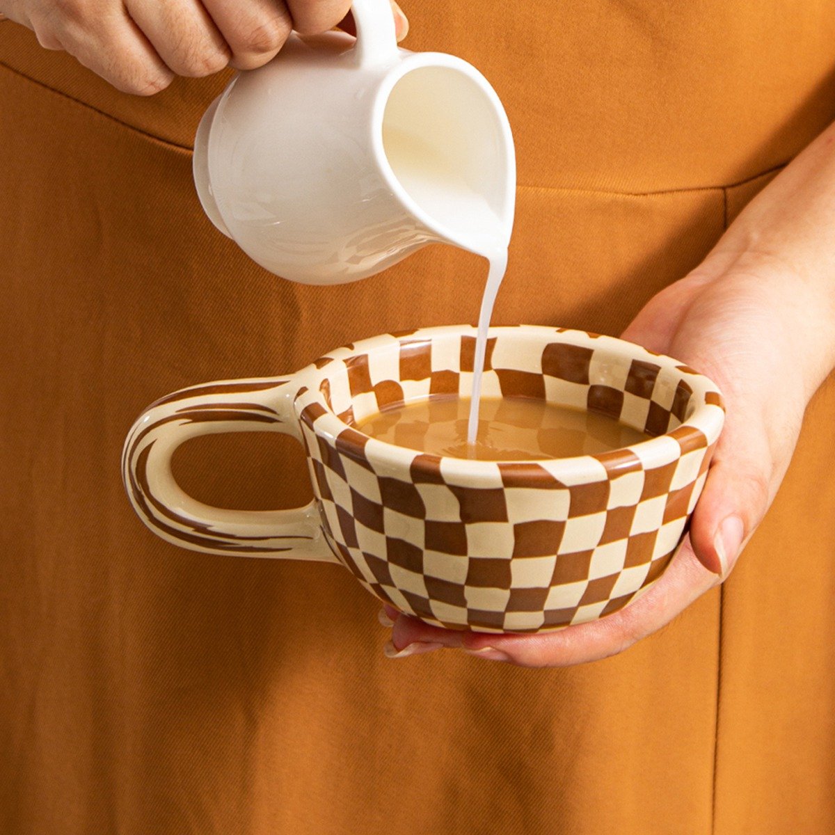 レンチ型ハンドル付きセラミックコーヒーマグ1個、コーヒー、ミ - Coffee&Tea House Menu のレビューと価格